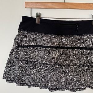 EUC Lululemon Pacesetter skirt 8 black white floral pattern